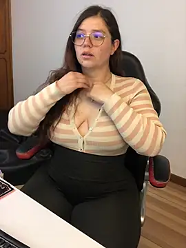 Snapshot of kayortiiz chatting on 04.22.26 kayortiiz online show from 04.22.26