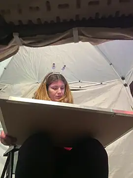 Snapshot of DaisyVibesss chatting on 12.12.24 DaisyVibesss online show from 12.12.24