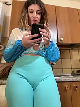 Snapshot of DaisyVibesss chatting on 12.17.24 DaisyVibesss online show from 12.17.24