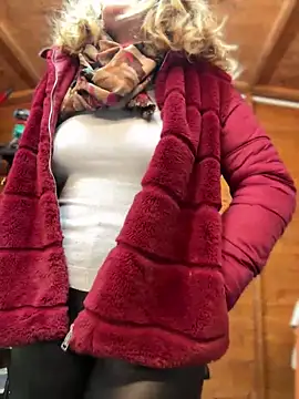 Snapshot of DaisyVibesss chatting on 12.28.24 DaisyVibesss online show from 12.28.24