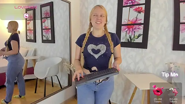 Snapshot of EmilySumer chatting on 02.16.25 EmilySumer online show from 02.16.25