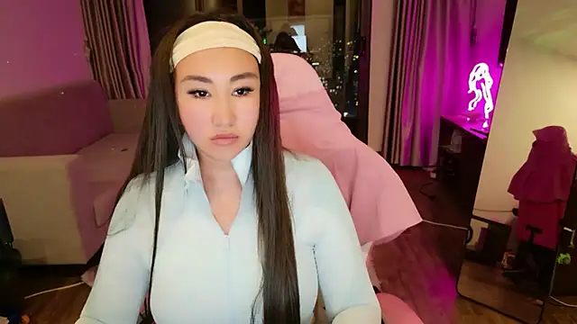 Snapshot of AsianQueens chatting on 02.14.26 AsianQueens online show from 02.14.26