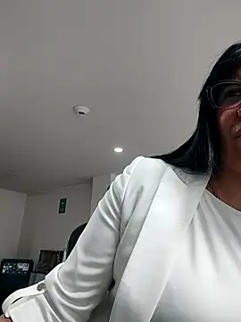 aisha latina online show from 04.13.26