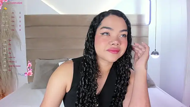 Snapshot of ValerieDiaz_ chatting on 02.04.25 ValerieDiaz online show from 02.04.25