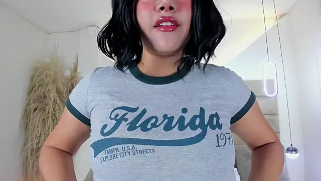 Snapshot of ValerieDiaz_ chatting on 10.04.25 ValerieDiaz online show from 10.04.25