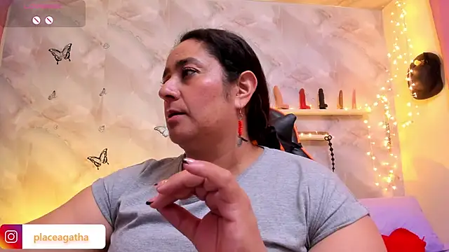 Snapshot of agathaxxx-69 chatting on 11.20.25 agathaxxx-69 online show from 11.20.25