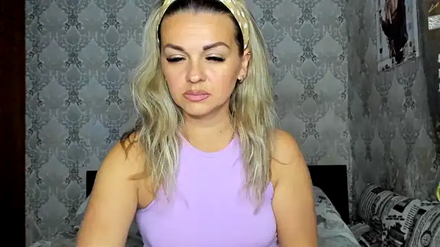 Snapshot of NicoletMoore chatting on 09.22.25 NicoletMoore online show from 09.22.25