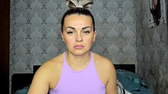 Snapshot of NicoletMoore chatting on 12.15.25 NicoletMoore online show from 12.15.25