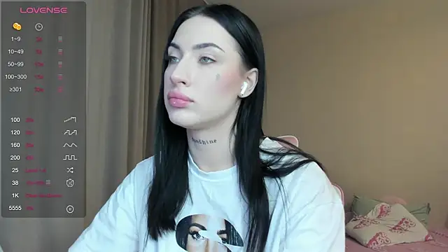 JenniferQueen11 online show from 01.22.25