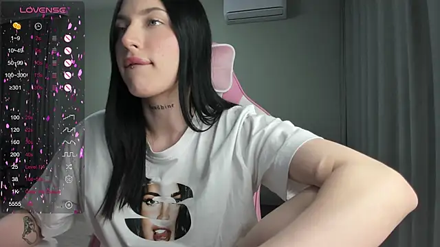 JenniferQueen11 online show from 02.15.25