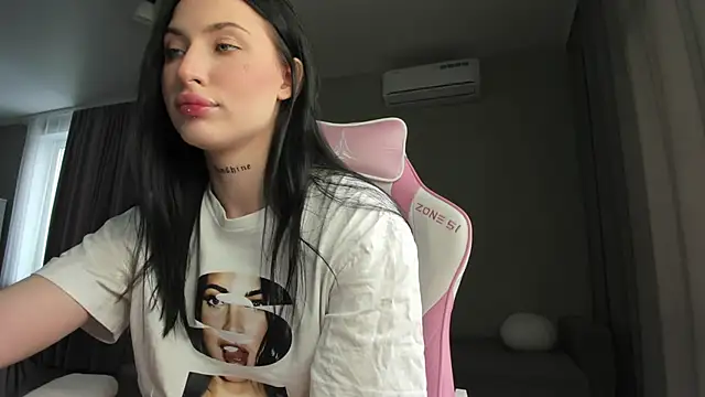 JenniferQueen11 online show from 03.04.25