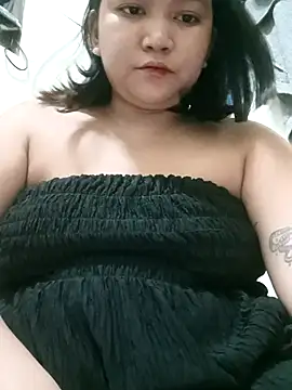 Snapshot of milkytitsmom4u chatting on 12.04.25 milkytitsmom4u online show from 12.04.25