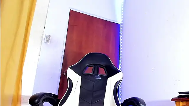 Snapshot of YeremiBrowm chatting on 01.08.25 YeremiBrowm online show from 01.08.25