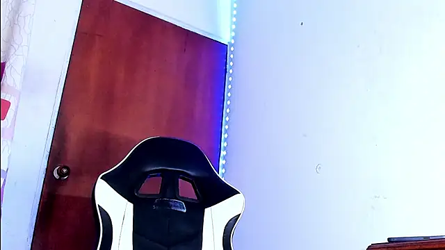 Snapshot of YeremiBrowm chatting on 01.14.25 YeremiBrowm online show from 01.14.25