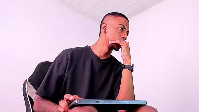 Snapshot of YeremiBrowm chatting on 02.19.25 YeremiBrowm online show from 02.19.25