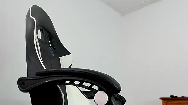 Snapshot of YeremiBrowm chatting on 02.25.25 YeremiBrowm online show from 02.25.25