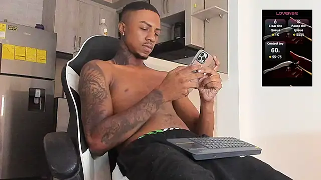 Snapshot of YeremiBrowm chatting on 10.22.25 YeremiBrowm online show from 10.22.25