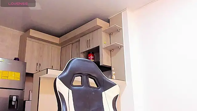 Snapshot of YeremiBrowm chatting on 10.23.25 YeremiBrowm online show from 10.23.25