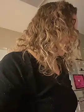 Snapshot of AuroraSummers chatting on 02.20.25 AuroraSummers online show from 02.20.25