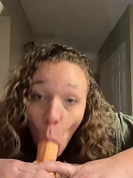 Snapshot of AuroraSummers chatting on 02.25.25 AuroraSummers online show from 02.25.25