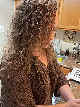 Snapshot of AuroraSummers chatting on 12.19.25 AuroraSummers online show from 12.19.25