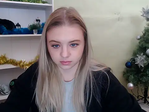 Snapshot of CrazyGloria chatting on 12.04.24 CrazyGloria online show from 12.04.24