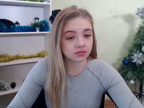 Snapshot of CrazyGloria chatting on 01.04.25 CrazyGloria online show from 01.04.25