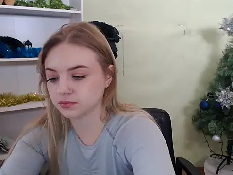 Snapshot of CrazyGloria chatting on 01.12.25 CrazyGloria online show from 01.12.25