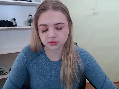 Snapshot of CrazyGloria chatting on 02.08.25 CrazyGloria online show from 02.08.25