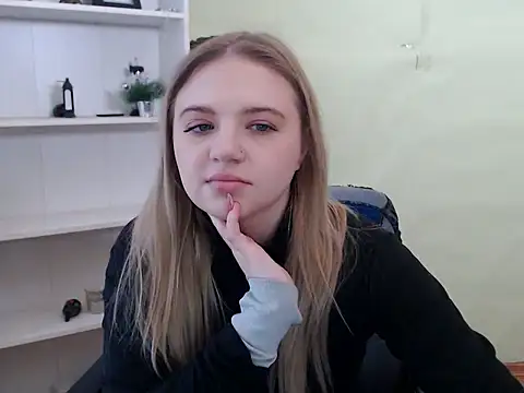 Snapshot of CrazyGloria chatting on 02.18.25 CrazyGloria online show from 02.18.25