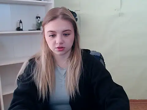 Snapshot of CrazyGloria chatting on 02.21.25 CrazyGloria online show from 02.21.25
