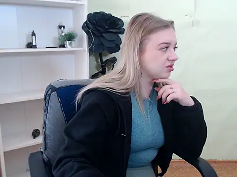 Snapshot of CrazyGloria chatting on 02.22.25 CrazyGloria online show from 02.22.25