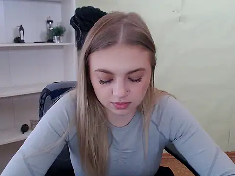 Snapshot of CrazyGloria chatting on 03.05.25 CrazyGloria online show from 03.05.25
