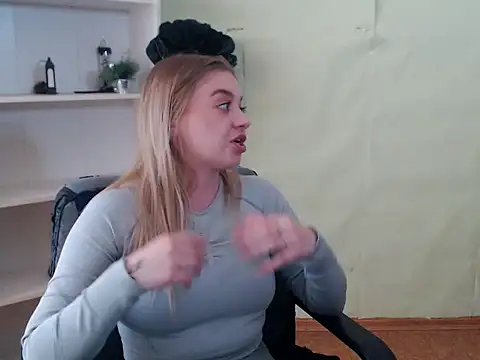Snapshot of CrazyGloria chatting on 03.20.25 CrazyGloria online show from 03.20.25