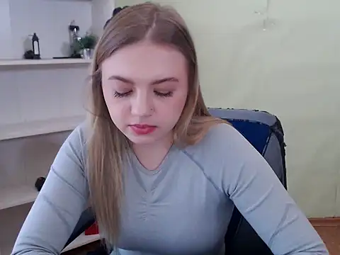 Snapshot of CrazyGloria chatting on 03.21.25 CrazyGloria online show from 03.21.25