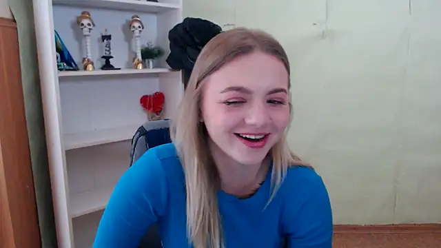 Snapshot of CrazyGloria chatting on 10.03.25 CrazyGloria online show from 10.03.25
