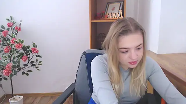 Snapshot of CrazyGloria chatting on 10.20.25 CrazyGloria online show from 10.20.25