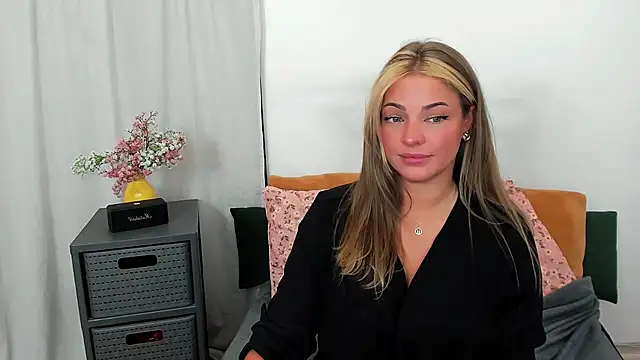 Snapshot of LilyBlondee chatting on 07.14.26 LilyBlondee online show from 07.14.26