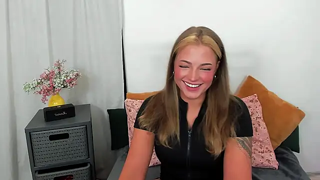 Snapshot of LilyBlondee chatting on 07.15.26 LilyBlondee online show from 07.15.26