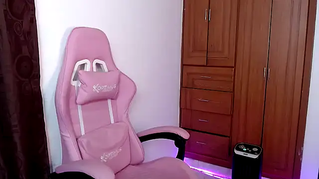 Snapshot of tastymeli chatting on 12.31.24 tastymeli online show from 12.31.24