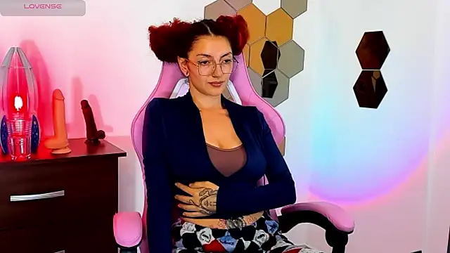 Snapshot of tastymeli chatting on 10.13.25 tastymeli online show from 10.13.25