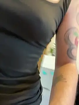 Snapshot of Daisy_Michto_Officiel chatting on 02.13.25 Daisy Michto Officiel online show from 02.13.25