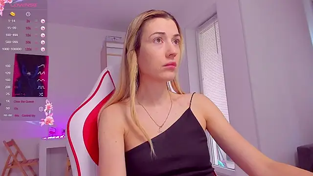 Snapshot of HotCarolineXO chatting on 09.23.25 HotCarolineXO online show from 09.23.25