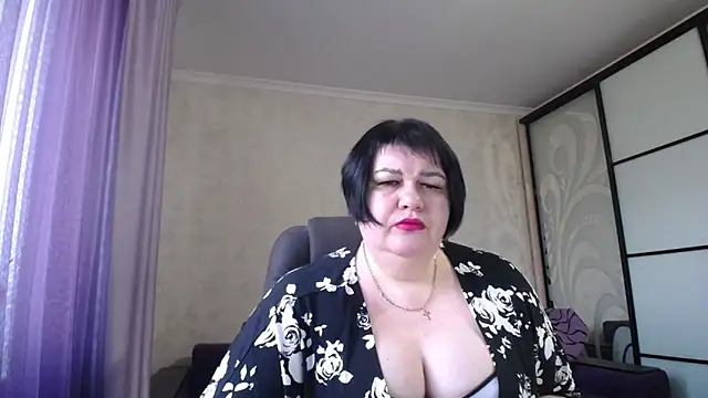Snapshot of JuicyLady_Di chatting on 02.03.25 JuicyLady Di online show from 02.03.25