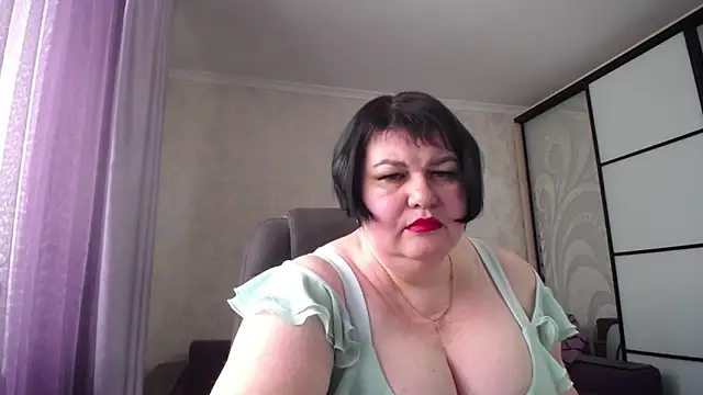 Snapshot of JuicyLady_Di chatting on 02.05.25 JuicyLady Di online show from 02.05.25