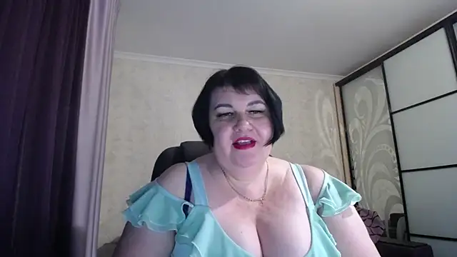 Snapshot of JuicyLady_Di chatting on 02.05.25 JuicyLady Di online show from 02.05.25