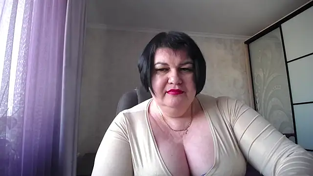 Snapshot of JuicyLady_Di chatting on 02.11.25 JuicyLady Di online show from 02.11.25