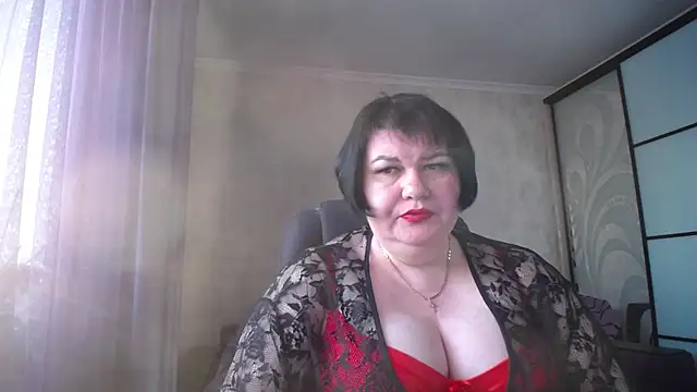 Snapshot of JuicyLady_Di chatting on 02.14.25 JuicyLady Di online show from 02.14.25