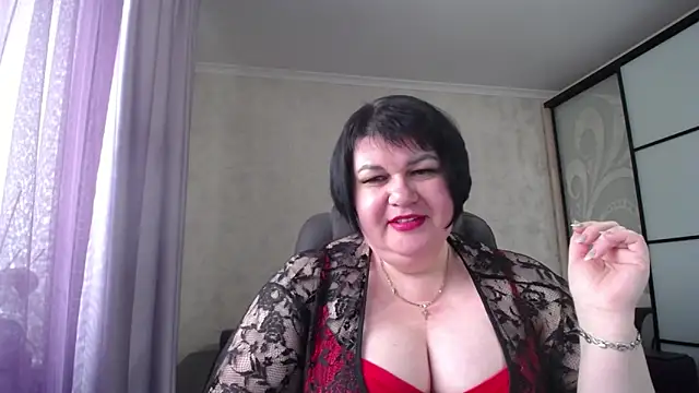 Snapshot of JuicyLady_Di chatting on 02.14.25 JuicyLady Di online show from 02.14.25