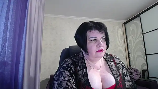 Snapshot of JuicyLady_Di chatting on 02.14.25 JuicyLady Di online show from 02.14.25